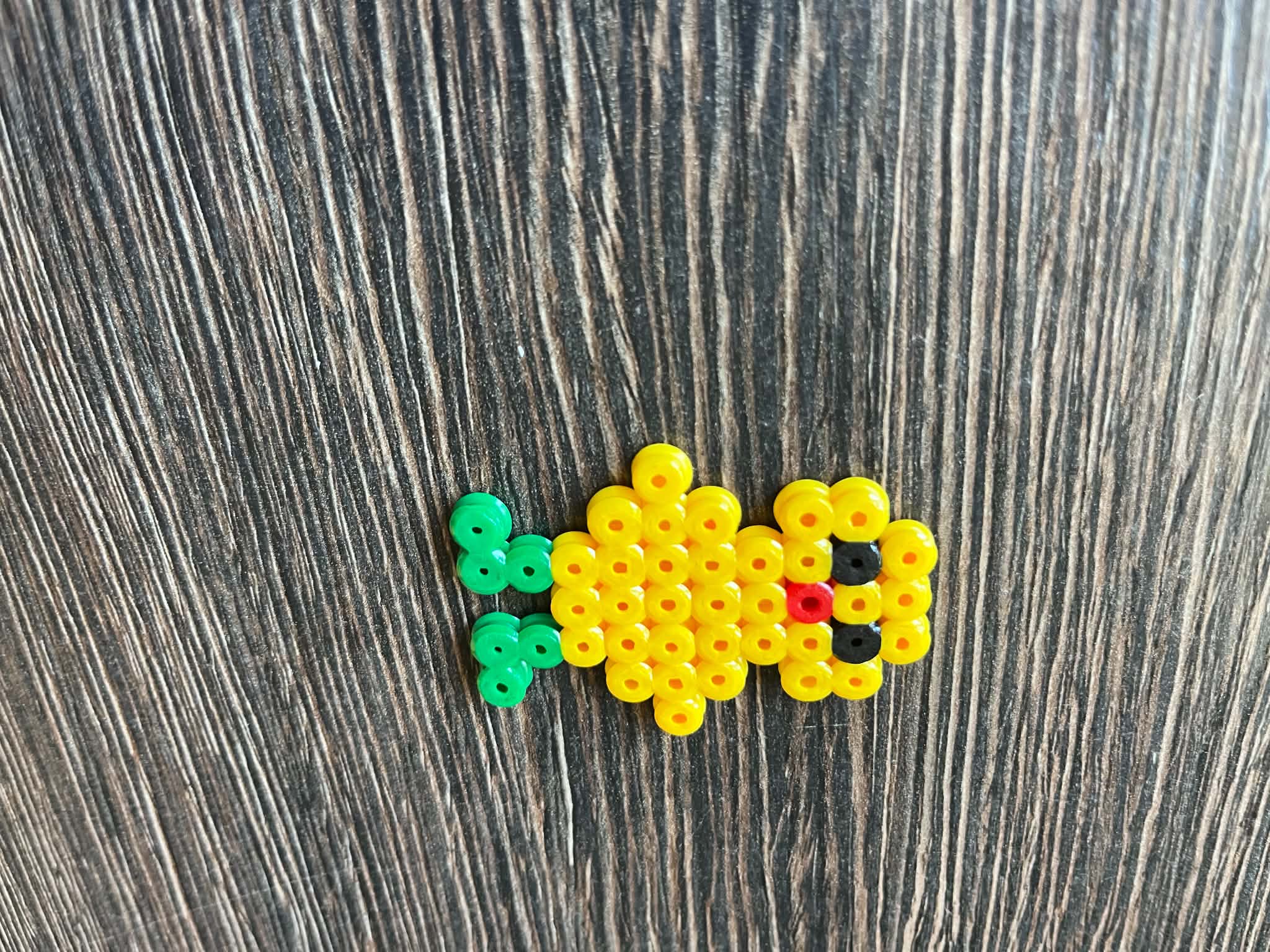 En enkelt perlekylling set tæt på, med farvede ben